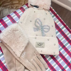 Stay warm and cozy NWT UGG Beige Cream Beanie and Glove Set with rhinestone  Bow